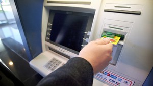 Diera v bankomate. Polícia pátra po páchateľovi