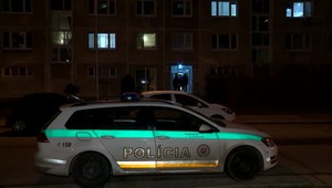 Smrť v Petržalke. V byte našli dorezaného muža s igelitovým vreckom na hlave