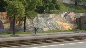 Vlak zrazil sprejerov, jedného zabil