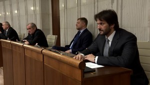 Po rokoch prvý poslanecký deň. Kým Fico bol vážny, Kaliňák pribehol s víťazoslávnym gestom