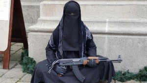 Pri Dóme sv. Martina bola figurína moslimky so samopalom