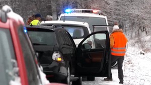 Problémy na cestách stredného Slovenska pre husté sneženie. Dopravu komplikovali uzavreté Donovaly aj nehody