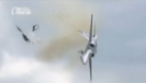 O chlp unikol smrti! Vyskočil z padajúcej stíhačky