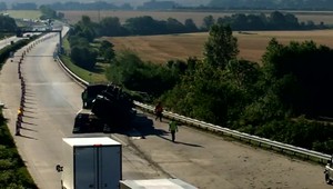 Tank na ceste zablokoval pravý pruh cesty