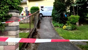 V Rakúsku zatkli dvoch Slovákov, zbili 82-ročného rezbára