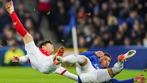 Zlyhanie VAR-u, hnevali sa legendy po nepotrestanom prišliapnutí krku