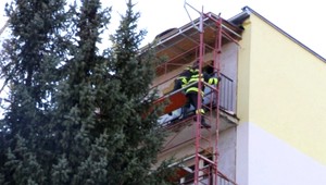 Opitý muž (31) sa vybral domov po lešení. Visel z neho