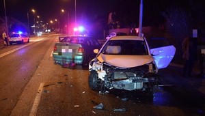 Vodič mal na križovatke prejsť na červenú, zrazil sa s ďalším autom. Dve osoby utrpeli ľahké zranenia