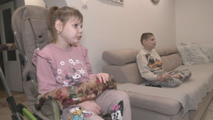 Katarína sa sama stará o dve choré deti. Napriek ťažkému osudu je aj ona Dobrým anjelom