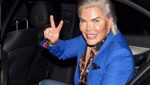 Kenovi sa rozpadá tvár, pije ako dúha