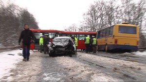 Desivá zrážka auta s dvoma autobusmi!