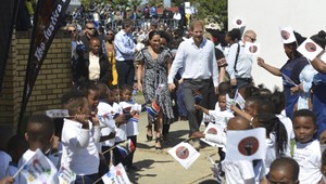 Dvanásť hodín v lietadle! Kráľovský pár letel komerčnou linkou, prvé FOTO Archieho