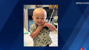 Malý Sebastian zahynul v rozhorúčenom aute. Otec sa šiel dať ostrihať a popíjal v bare