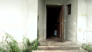 Miestni si mysleli, že ide o hlodavca, nakoniec našli mŕtveho muža. Z neobývaného domu sa šíril zápach už dlhšie