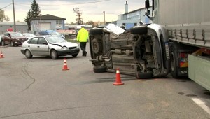 Pri nehode sa zranili dve deti. Jedno z áut sa prevrátilo