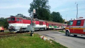 Autobus prerazil železničné závory. Viezlo sa v ňom 70 ľudí