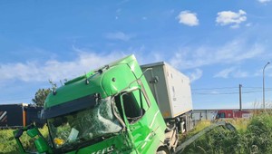 Zrazil sa kamión s vlakom. Jedna osoba je zranená