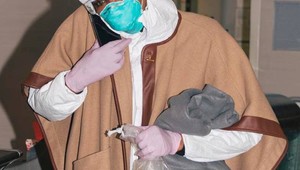 ONA kritickú situáciu nepodceňuje! Spoznali ste v ochrannom odeve slávnu modelku?