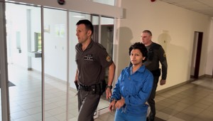 Po dobodanej dievčine útok na babičku. Kim sa chce vrátiť do najluxusnejšej väznice