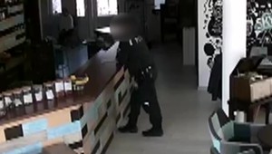 Policajta, ktorý mal zastreliť svojho kolegu v službe, prepustili z väzby