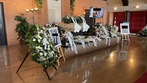 Zbytočná smrť maturantiek: Rozlúčili sa s nimi stovky ľudí