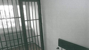 Polícia vyhlásila súťaž o pobyt v luxusnej cele. Iróniou varujú ľudí pred podvodníkmi