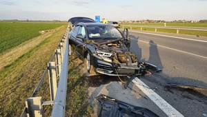 Pri Bratislave došlo k dopravnej nehode troch áut. Zranilo sa päť osôb