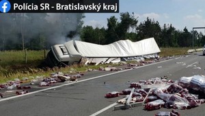 Horiaci kamión na D2. Policajti odkláňali dopravu