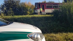 Na železničnej trati v Snine zrazil vlak muža. Podľa informácií TV JOJ prežil