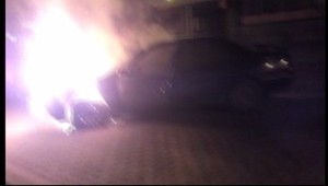 Auto zhorelo do tla! Mladíci museli z neho vyskakovať