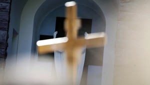 Policajti našli u farára fotky nahých detí, v minulosti bol stíhaný