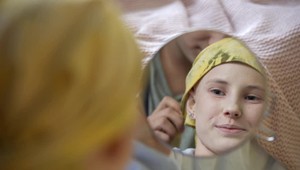 Vyzerá to ako banalita, no strata vlasov je pre onkologické pacientky nepríjemná. Aj o tom je príbeh Jenny