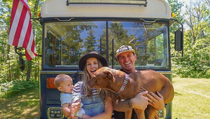 Mladý pár predal všetok majetok: Teraz aj s bábätkom žije v autobuse