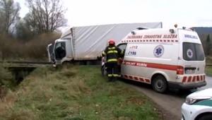 Na Orave sa zrazil vlak s nákladiakom