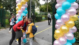 Do škôl sa vracia viac ako pol milióna detí. Ich prvý deň prevádzajú zmeny aj posilnená bezpečnosť