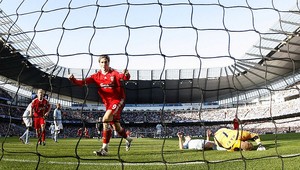 Benitez koučoval Liverpool z nemocničného lôžka