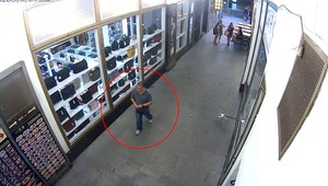 Bezpečné sprevádzanie ženy sa skončilo znásilnením. Polícia po mužovi pátra