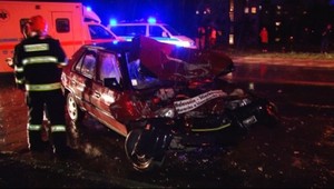 Opitý mladík zdemoloval autá na parkovisku