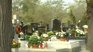 Návšteva cintorínov: Preplnené cesty, aj parkoviská