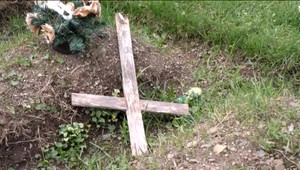 Cintorín v Medzilaborciach zdevastovali malé deti. Polícia musela trestné stíhanie zastaviť