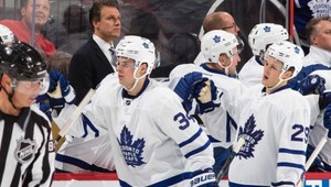 Matthews si podmanil NHL. Pri svojom debute skóroval štyrikrát