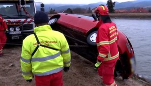 Smrť v kanáli: Vodič uviazol v aute, ktoré skončilo sedem metrov pod vodou