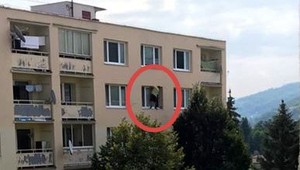 Rozruch na zvolenskom sídlisku. Muž vyskočil z okna na štvrtom poschodí