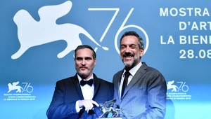 Zo Zlatého leva v Benátkach sa právom teší Joaquin Phoenix!