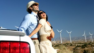 Opití zaľúbenci si užívali v aute, skončili v cele