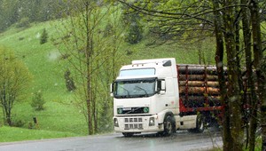 Dvaja mŕtvi po zrážke kamióna a auta