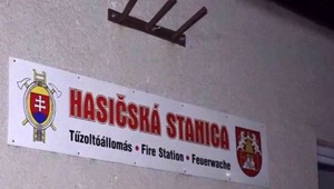 Dobrovoľní hasiči tvrdia, že im starosta zamkol stanicu. Pri rozsiahlom požiari museli zasahovať v civile