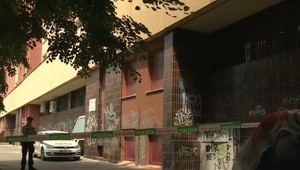 Iba štvorročné dieťa vypadlo z tretieho poschodia. Príčiny nie sú známe