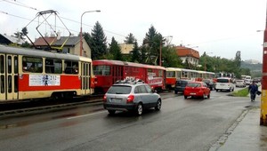 Električky nesmú prichádzať na zastávku súčasne, rozhodol DPB