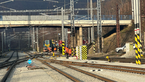 Muž mal pracovať na hornej časti vagóna. Spadol zo štvormetrovej výšky